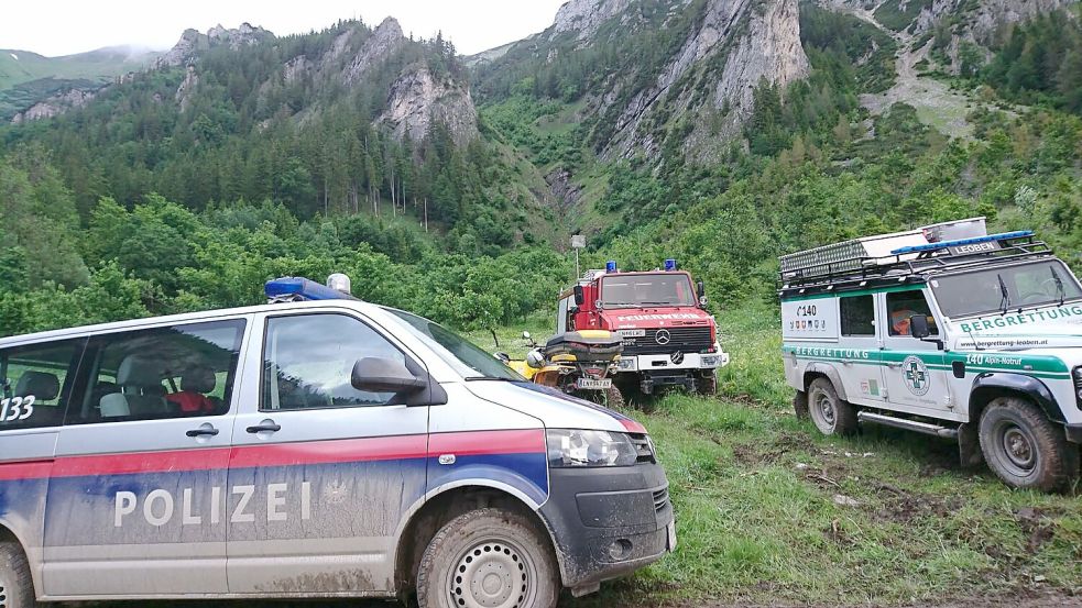 Die Frau stürzte etwa 30 Meter tief. (Symbolbild) Foto: Roland Theny/Filmteam-Austria/dpa