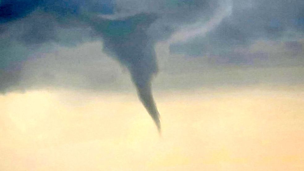 Laut mehreren Medienberichten soll in der Gemeinde Altenbeken im Kreis Paderborn ein Tornado gewütet haben. Foto: Sebastian Hansen/Blaulichtrheinlandnrw/dpa
