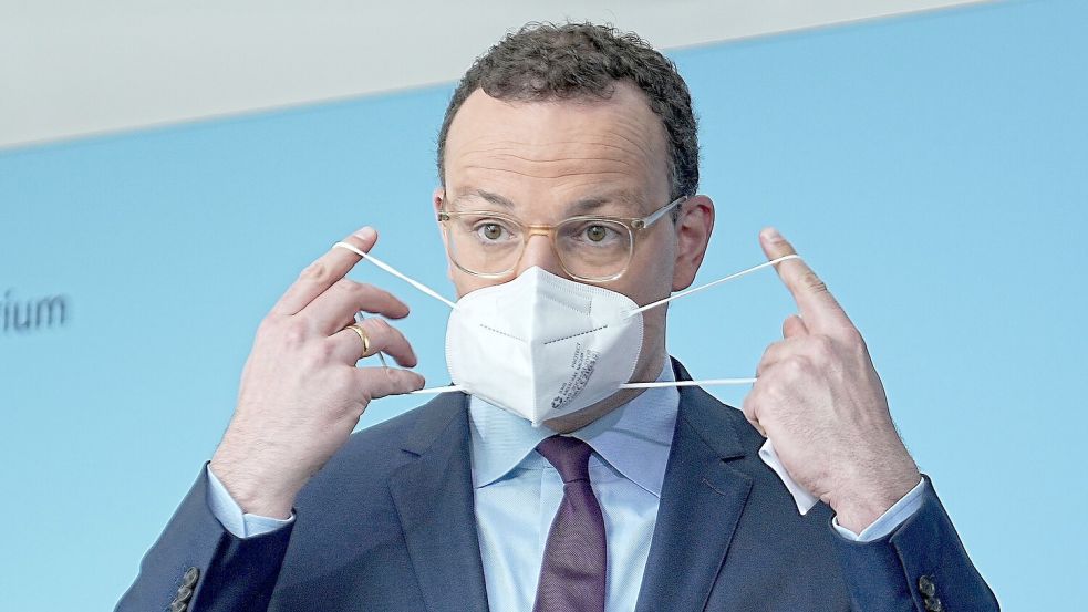 Unions-Fraktionschef Jens Spahn verteidigt seine Masken-Politik während der Pandemie. (Archivbild) Foto: Michael Kappeler/dpa