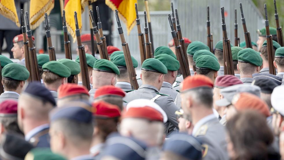 Wieviel Freiwillige können für die Bundeswehr gewonnen werden - und was, wenn das nicht reicht? Die Koalition diskutiert. Foto: Hannes P Albert/dpa