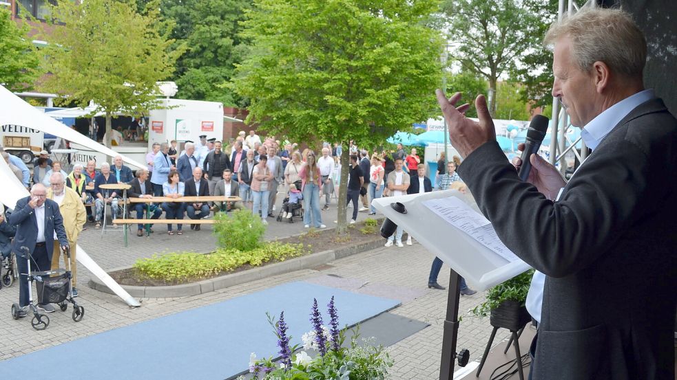 Rhauderfehns Bürgermeister Geert Müller begrüßte die Menge zum Rathausfest von der Rathausbühne aus - natürlich auf Platt. Foto: Astrid Fertig