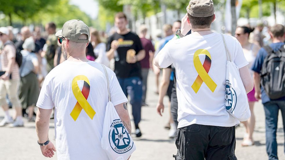 Mit gelber Schleife auf dem Veteranentag. Das Symbol erinnert an die Gefallenen und Verwundeten der Einsätze. Foto: Fabian Sommer/dpa