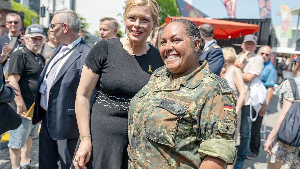Bundestagspräsidentin Klöckner posiert für ein Foto mit einer Veteranin. Foto: Fabian Sommer/dpa