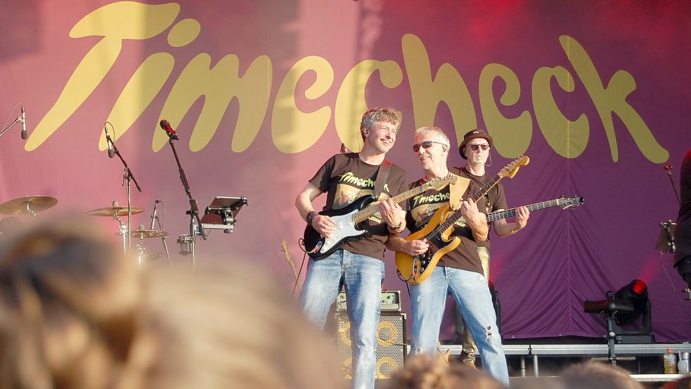 Timecheck-Gitarrist Egon Dreesch (Mitte) rockte am Freitagabend mit seinen Bandkollegen die große Open Air-Bühne in Tannenhausen. Im Gespräch mit der Redaktion zog er ein Fazit. Foto: Imke Cirksena