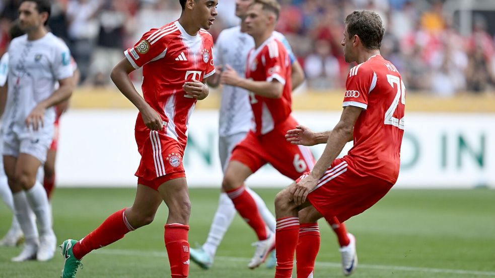Dem spielfreudigen Jamal Musiala (l) reichten 30 Comeback-Minuten zum Hattrick. Mit ihm jubelt Thomas Müller (r). Foto: Sven Hoppe/dpa