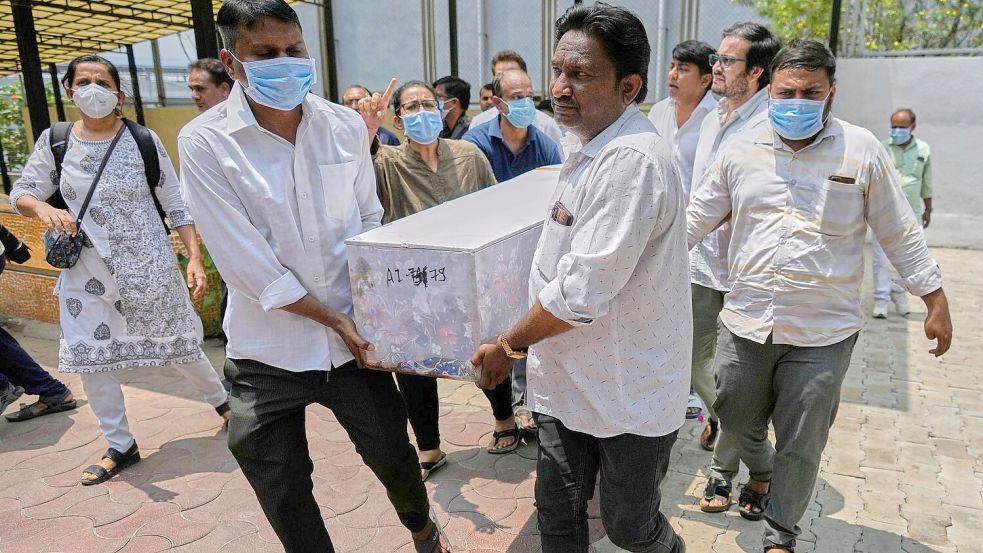 Bei der Katastrophe in Ahmedabad im Bundesstaat Gujarat kamen nach übereinstimmenden Medienberichten mindestens 270 Menschen im Flugzeug und am Boden ums Leben. Foto: Rafiq Maqbool/AP/dpa