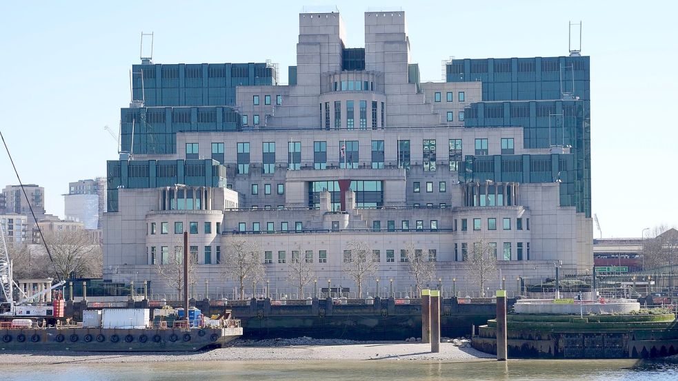 Erstmals soll eine Frau den Auslandsgeheimdienst MI6 leiten. (Archivbild) Foto: Kin Cheung/AP/dpa
