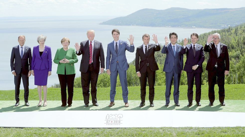 Beim traditionellen Familienfoto zeigten die Staats- und Regierungschefs sich gut gelaunt - doch später ließ US-Präsident Donald Trump den Gipfelkompromiss platzen. (Archivbild) Foto: Michael Kappeler/dpa