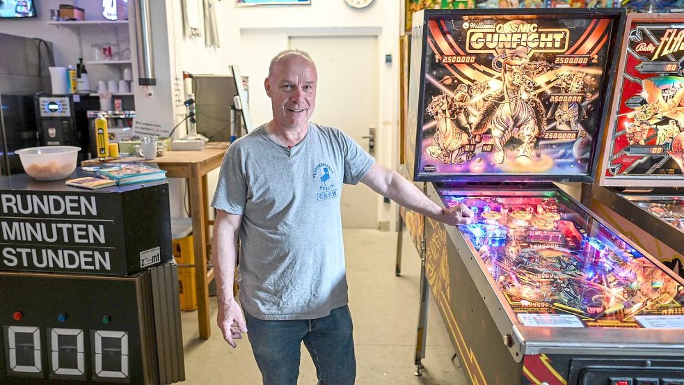 „Angefangen zu flippern habe ich mit 15, aufgehört mit 16 – die Arbeit war wichtiger“, erzählt der 59-jährige Elektromeister. Doch die Faszination ließ ihn nie los. Foto: Jens Kalaene/dpa