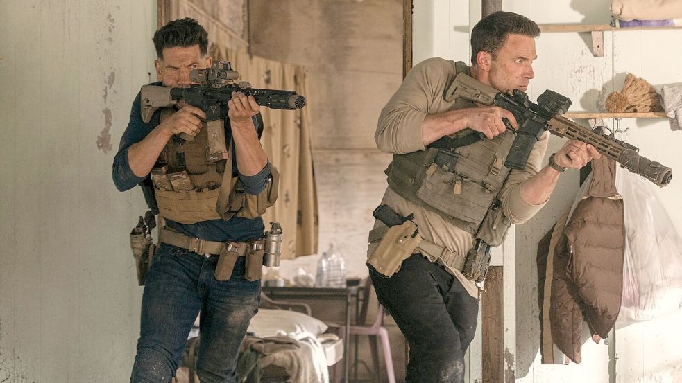 Brax und Christian Wolff räumen auf. Foto: Warrick Page/Amazon Prime Video/dpa