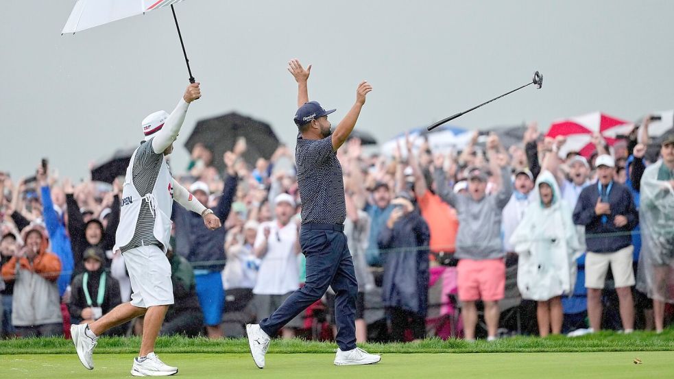 Spaun jubelt nach dem 20-Meter-Putt zum Sieg. Foto: Carolyn Kaster/AP/dpa