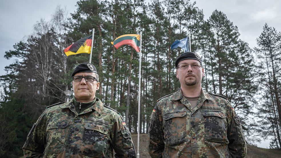 Als Soldaten der Panzerbrigade 45 sind Raphael (l.) und Danny (r.) seit Oktober 2024 in Litauen stationiert. Foto: Denis Vejas/NARA