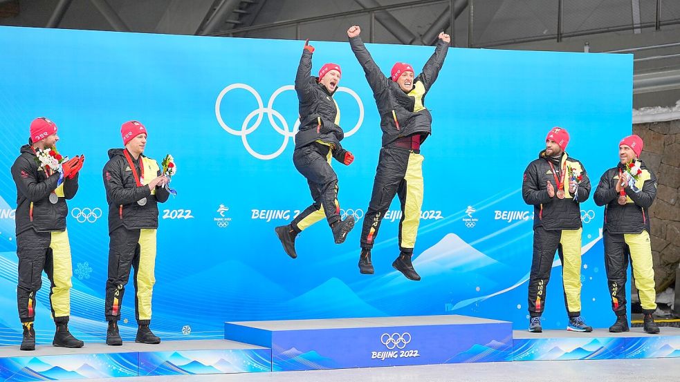 Thorsten Margis (4 v l) wechselt ins Team Johannes Lochner (l) und fährt dann gegen Goldmedaillengewinner Francesco Friedrich. Foto: Michael Kappeler/dpa