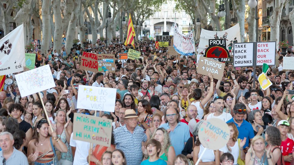 Bereits letztes Jahr im Juli kam es zu Protesten tausender Menschen gegen den Massentourismus auf Mallorca. Foto: IMAGO/ABACAPRESS