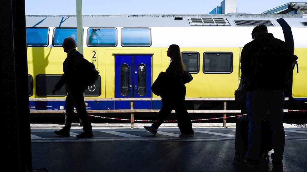 Das Deutschlandticket hat den Nahverkehr verändert. (Archivbild) Foto: Julian Stratenschulte/dpa