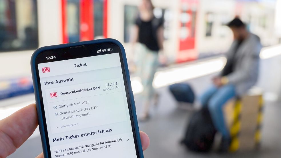 Der Preis des Deutschlandtickets stieg 2025 kräftig. (Illustration) Foto: Julian Stratenschulte/dpa