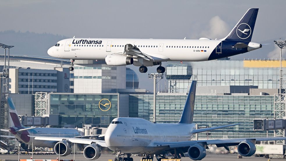 Die Passagiere mussten in Frankfurt übernachten – und dürfen am Montag weiterfliegen. Foto: dpa/Arne Dedert