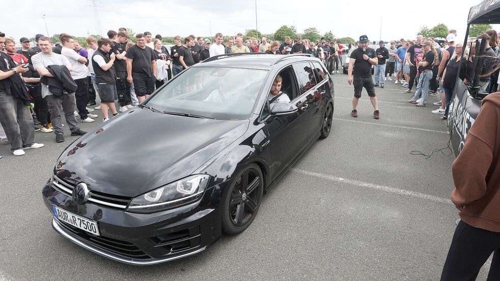 Am Sonntag, den 15. Juni 2025, trafen sich zahlreiche Autofans am VW-Werk in Emden. Foto: Jens Doden