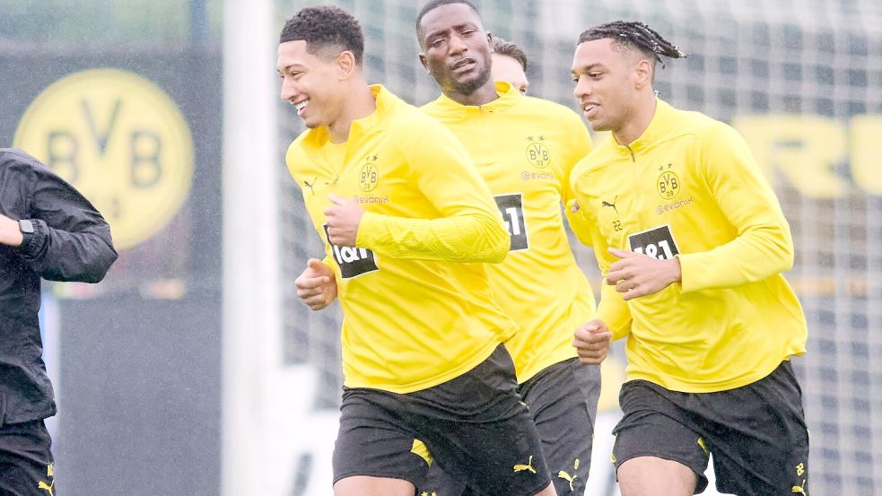 Jobe Bellingham (l) geht nach nur wenigen Trainingseinheiten beim BVB schon voran. Foto: Bernd Thissen/dpa