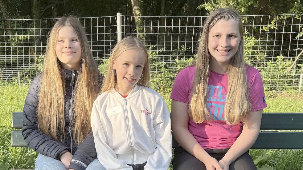 Das Foto zeigt die drei ostfriesischen Siegerinnen: Martje Drewenz, Femke Siepker und Johanna Rewerts.