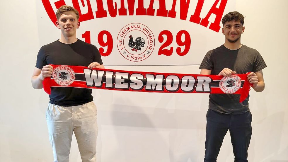 Timo Vieler (links) und Mohamed Moustafa tragen ab sofort das Wiesmoor-Trikot. Foto: Verein