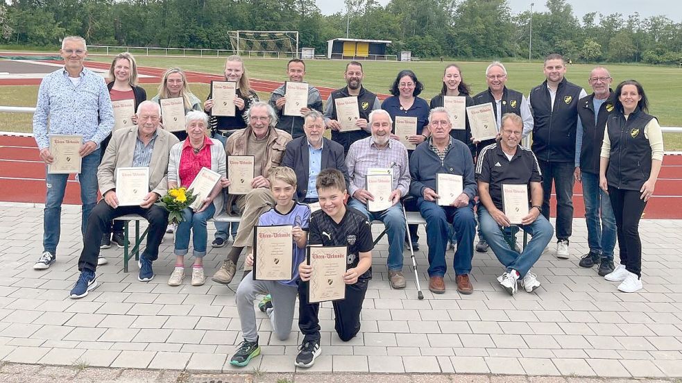 Zu einem Erinnerungsfoto versammelten sich (vorne, von links): Joris van der Pütten und Julian Maßmann, (sitzend, von links) Gerhard Grensemann, Ingrid Grensemann, Jelto Arends, Siebrand Boom, Günther Lemke, Albertus Lemke und Gerhard Buss sowie (stehend, von links): Hendrik Kortewille, Ellen Maßmann, Insa van der Pütten, Tjade Stecker, Falk Roming, Holger Süßmann, Sylvia Hedemann, Marina Hedemann, Hermann Harken, Marcel Müller-Wiltfang, Hans-Dieter Klaaßen und Anne Thonicke. Foto: privat