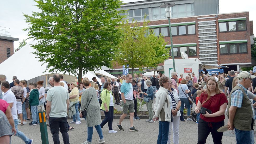 Tausende von Leuten flanierten am Sonntag auf der Festmeile des Rhauderfehner Rathausfestes. Die erstreckte sich rund um den Kreisel am Untenende und bot viele Attraktionen für Jung und Alt. Foto: Astrid Fertig