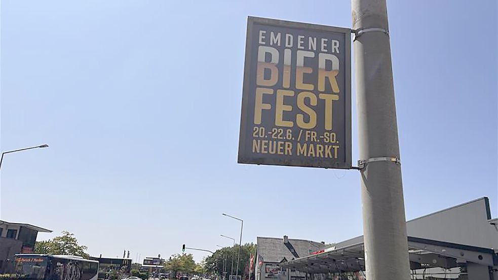 Mit diesen Plakaten wird aktuell an vielen Orten in der Stadt auf das Bierfest hingewiesen, hier an der Auricher Straße. Foto: Stephanie Tomé
