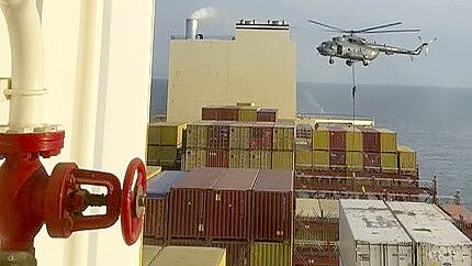 Reale Gefahr: Dieses Archiv-Bild aus einem Video, das The Associated Press von einem Verteidigungsbeamten des Nahen Ostens zur Verfügung gestellt wurde, zeigt einen Hubschrauberangriff auf ein Schiff in der Nähe der Straße von Hormus. Foto: Uncredited/AP/dpa/Archiv
