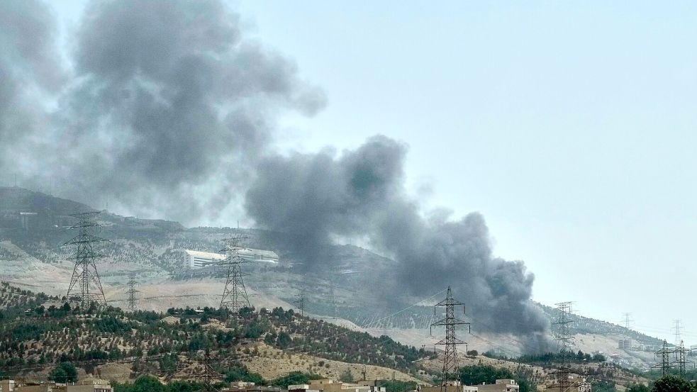 Israel greift unter anderem Atomanlagen und Verteidigungsstellungen an - aber auch Öllager wie dieses. Foto: Vahid Salemi/AP/dpa