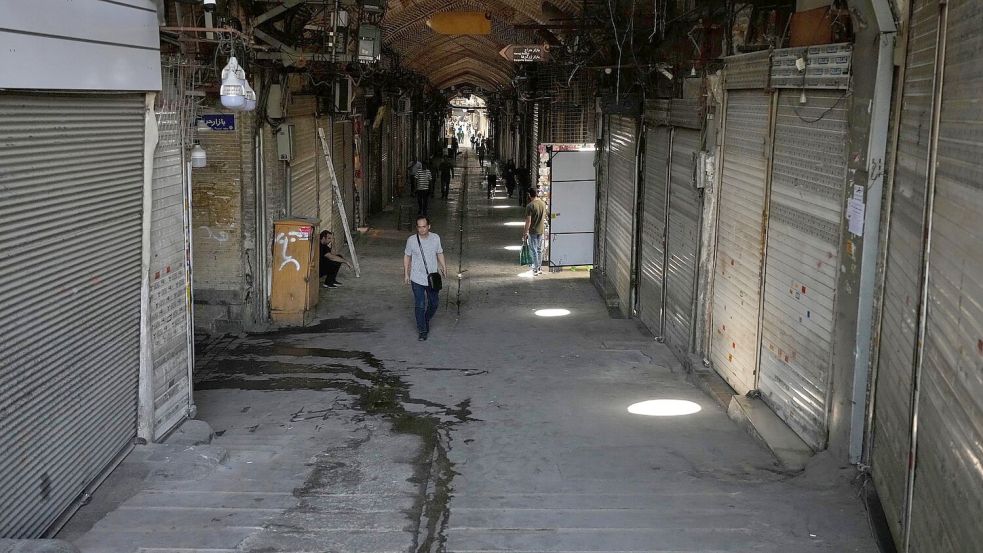 Die Straßen Teherans sind zum Teil wie leer gefegt. Viele Menschen verlassen die Stadt. Foto: Vahid Salemi/AP/dpa