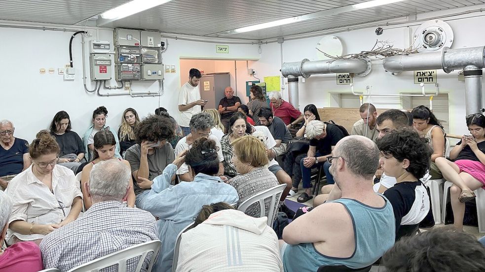 Während der Iran Raketen auf Israel abfeuert, suchen die Menschen in Tel Aviv Schutz in einem Bunker. Foto: Sara Lemel/dpa