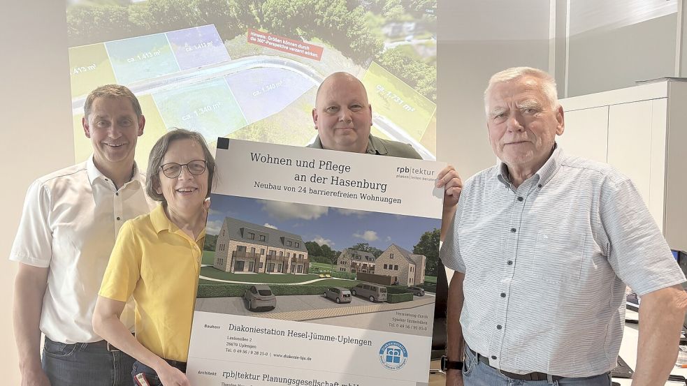 Bürgermeister Heinz Trauernicht (von links), Frauke Jelden und Marcus Schumacher von der Diakoniestation und Remels‘ Ortsvorsteher Peter Weise freuen sich auf das Projekt Hasenburg. Foto: Lars Löschen