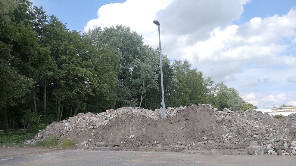 Dieser illegale Schuttberg ist innerhalb weniger Wochen gewachsen, nur die Straßenlaterne ragt noch heraus. Fotos: privat