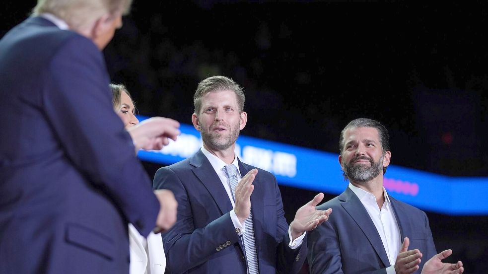 Unter dem Namen „Trump Mobile“ sollen ein eigener Handyvertrag und ein Smartphone namens „T1“ auf den Markt kommen. (Archivbild) Foto: Evan Vucci/AP/dpa