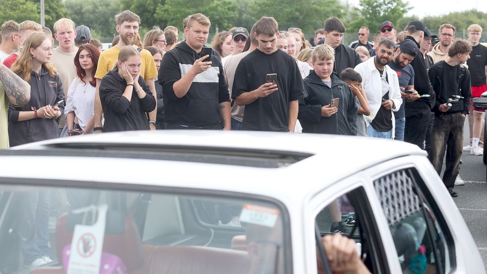 Rund 1000 Besucher trafen sich am Sonntag auf dem VW-Parkplatz, um sich über Tuning auszutauschen und gegenseitig ihre Fahrzeuge zu bestaunen. Fotos: Jens Doden
