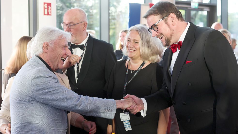Der Schweizer Kabarettist Emil Steinberger, der wegen der Dokumentation „Typisch Emil“ in Emden war, schüttelt Oberbürgermeister Tim Kruithoff die Hand. Daneben stehen Filmfest-Geschäftsführerin Birgit Momberger und Festivalleiter Edzard Wagenaar. Foto: Jens Doden