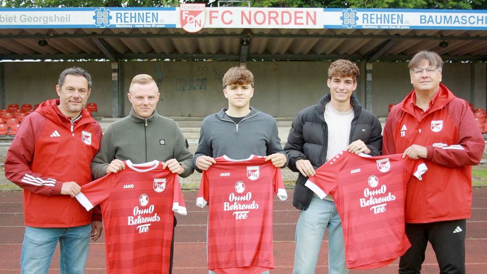 Der FC Norden freut sich über die Neuzugänge. Das Foto zeigt Trainer Thomas Jakobs (rechts) und den Sportlichen Leiter, Armin Ortmann (von links) mit Björn Peters, Simon Romeike und Lennart Dannecker.