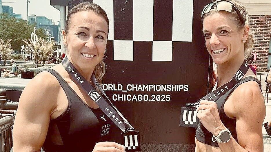 Irina Geringer (links) und Anna Eisen vor dem Pier in Chicago, in dem die WM stattfand. Foto: privat