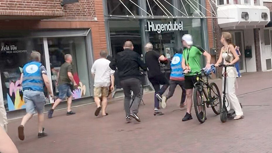 Schwer erkennbar im kurzen Gerangel, das in einem Video aufgenommen wurde: Eine schwarz gekleidete Person wird von Demo-Teilnehmern verfolgt. Die Person, offenbar ein Jugendlicher, soll vorher gerempelt, gepöbelt und ein Antifa-Schild zerstört haben. Foto: Screenshot aus Privat-Video