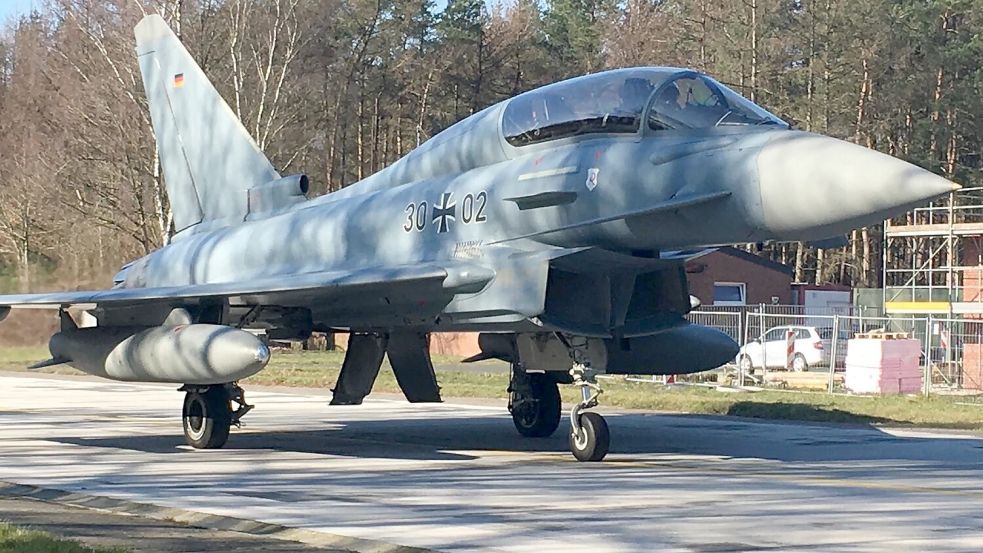 Ein Eurofighter rollt auf dem noch unsanierten Flugplatz Wittmundhafen zur Startbahn. Foto: Imke Oltmanns/Archiv