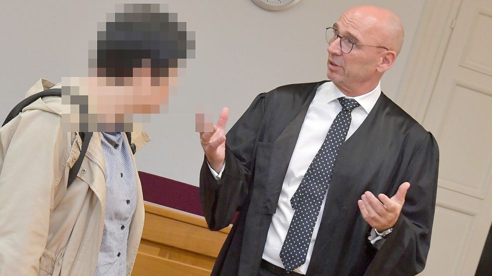 Die Angeklagte wird vom Straf- und Steuerrechtsexperten Christian Schumacher verteidigt. Foto: Klaus Ortgies