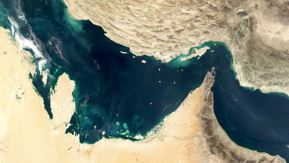 Der Persische Golf grenzt an die Straße von Hormus. (Archivbild) Foto: -/The Visible Earth/NASA/dpa