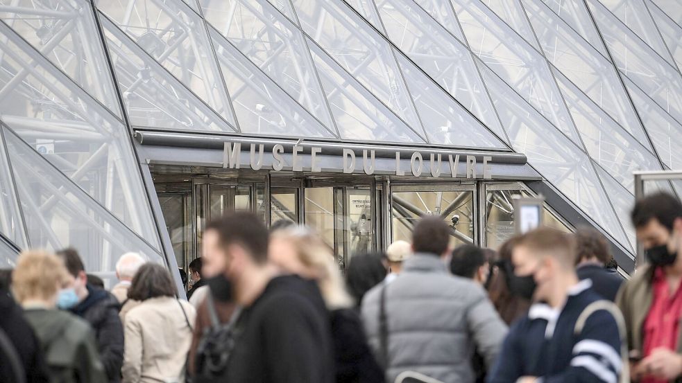 Louvre-Personal kann nicht mehr - bis zu 20.000 Besucher drängen sich täglich allein vor der weltberühmten „Mona Lisa“ von Leonardo da Vinci. Foto: Alain Jocard/AFP/dpa