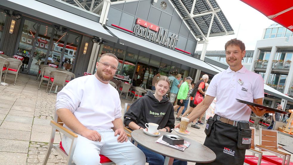 Schaumigen Kaffee serviert ab sofort Marvin Antons Gästen wie Luc-Martin Haarmann und Nicole Blesene. Foto: Romuald Banik