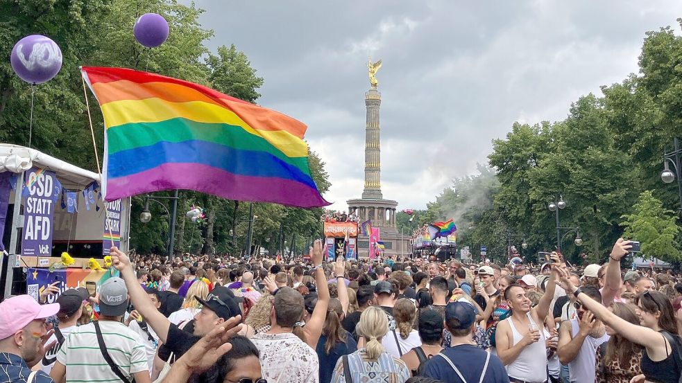 Der Christopher Street Day ist in Berlin ein Großevent - diesmal ohne das Regenbogennetzwerk der Bundestagsverwaltung. (Archivbild) Foto: Anna Ross/dpa