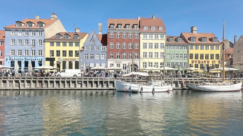 Passanten am Nyhavn in Kopenhagen. (Archivbild) Foto: Steffen Trumpf/dpa/dpa-tmn