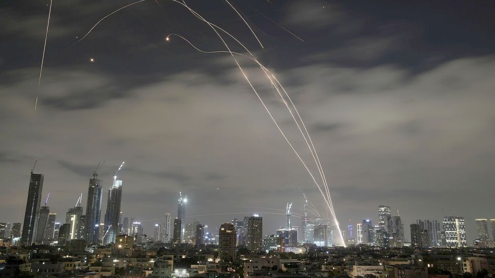 Die Angriffe des Irans auf Israel gehen weter. Foto: Leo Correa/AP/dpa