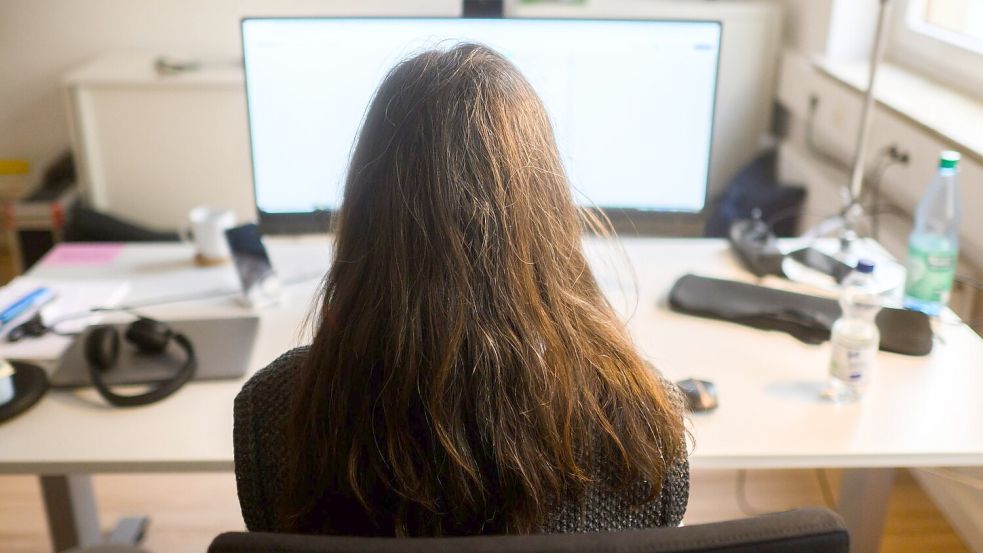 Am Arbeitsplatz sind nach einer neuen Umfrage Jobsicherheit und gutes Gehalt für viele Menschen weit wichtiger als Zusatzleistungen der Firma oder die Sinnhaftigkeit der Arbeit. (Symbolbild) Foto: Julian Stratenschulte/dpa