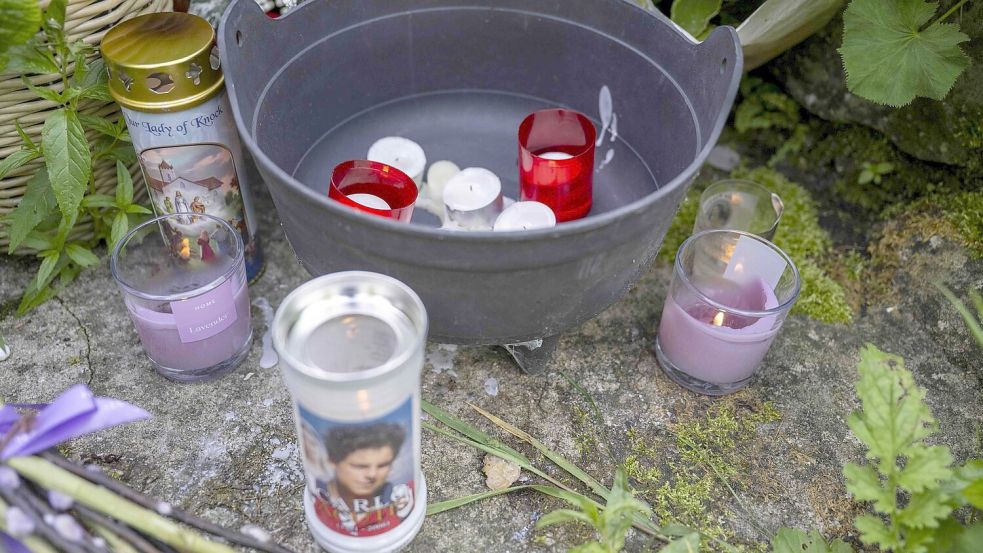 Viele Menschen trauerten um die Babys und Kleinkinder, die wie Müll entsorgt wurden. Foto: Andrew Downes/Odait via PA Media/dpa